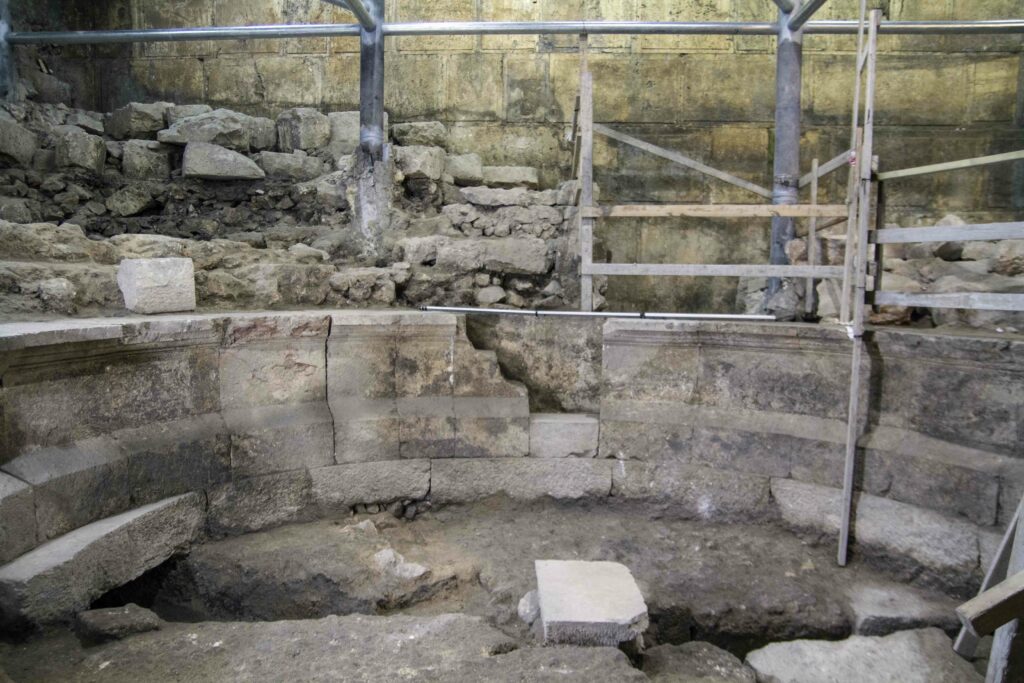 Features - The Wall at the End of the Empire - Archaeology Magazine ...