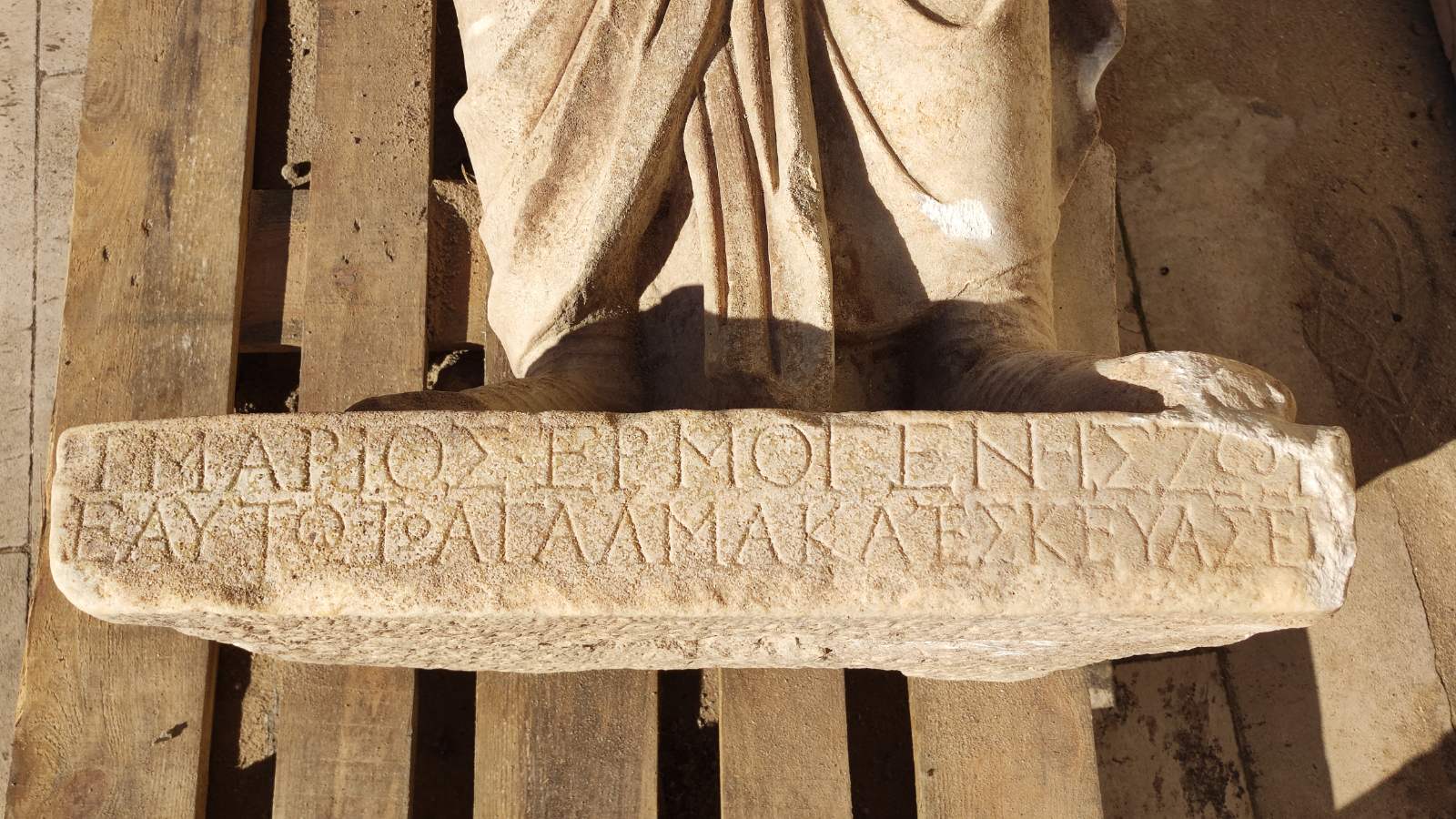 Plinth inscription bearing the name "G(aius) Marius Hermogenes"