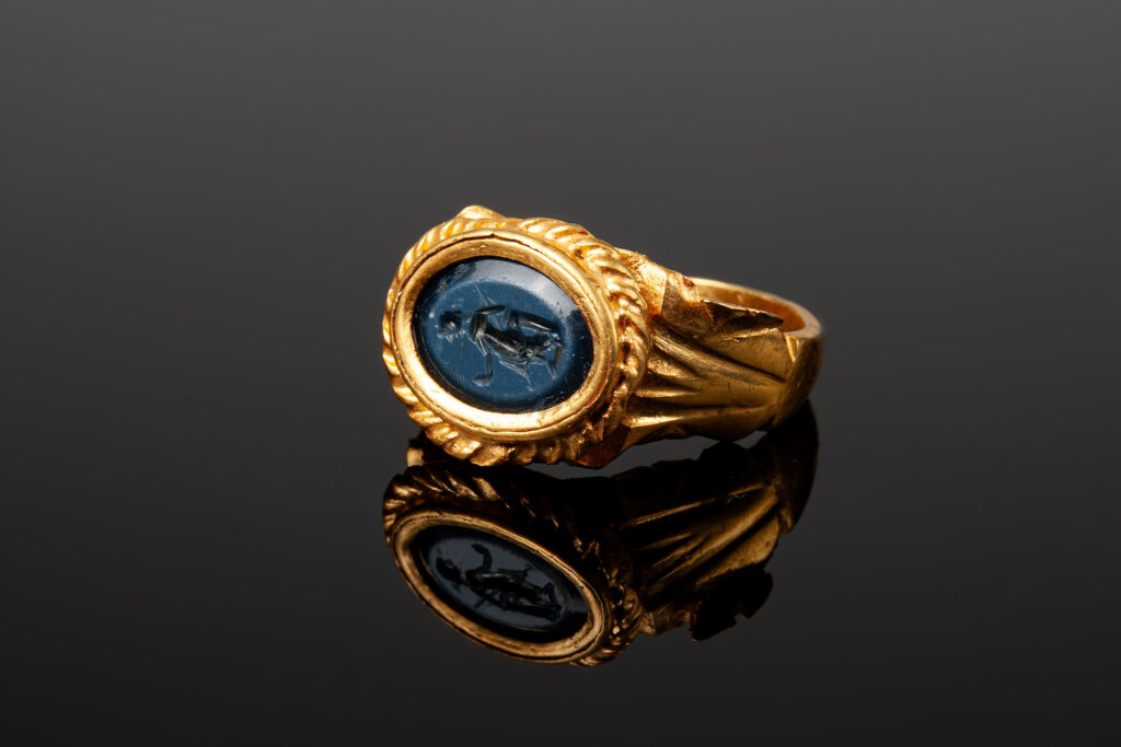 Gold ring with intaglio