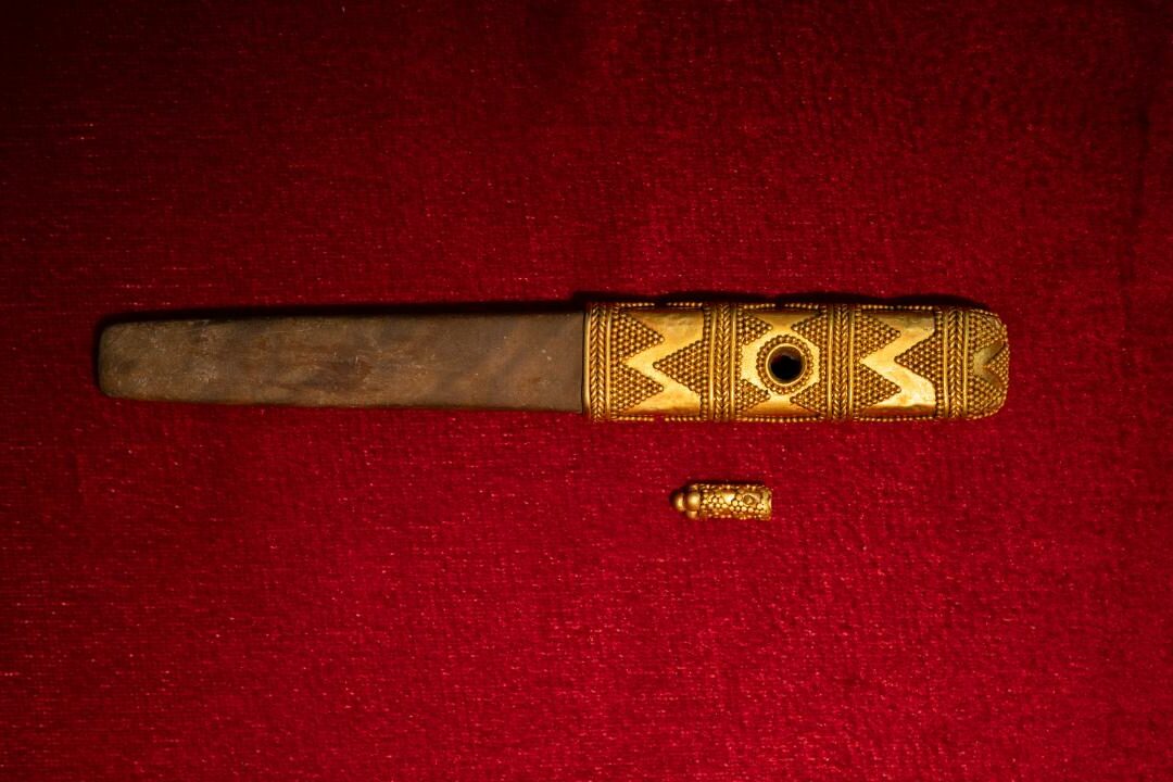 Touchstone with a gold handle