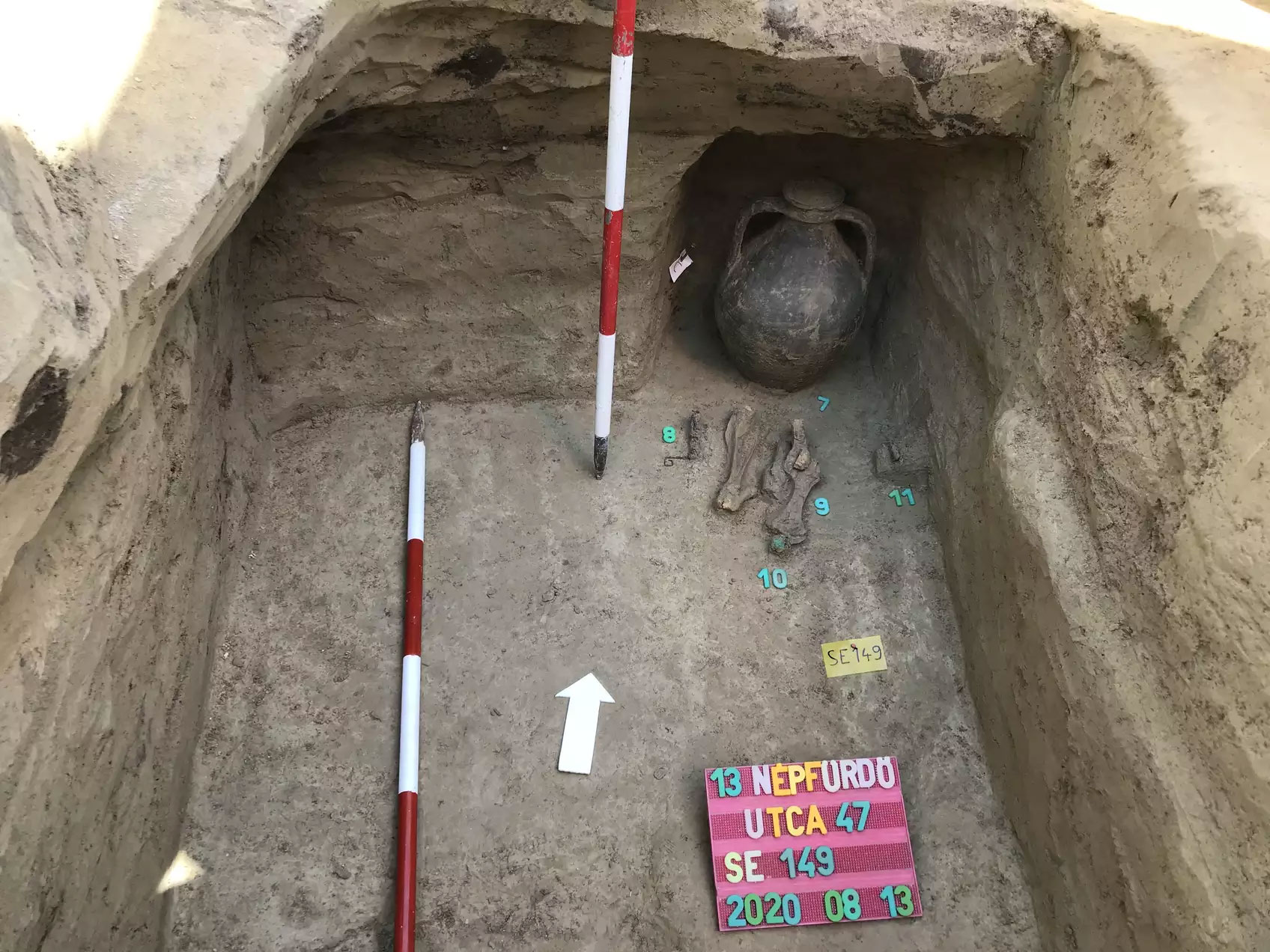 Excavation a Hun-period burial, Budapest, Hungary