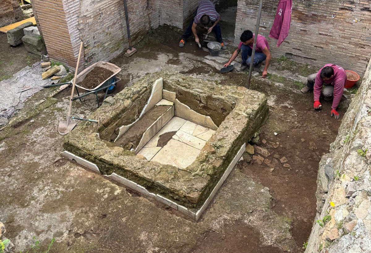 Excavation of the vasca in the Triton Baths, Villa di Sette Bassi, Italy