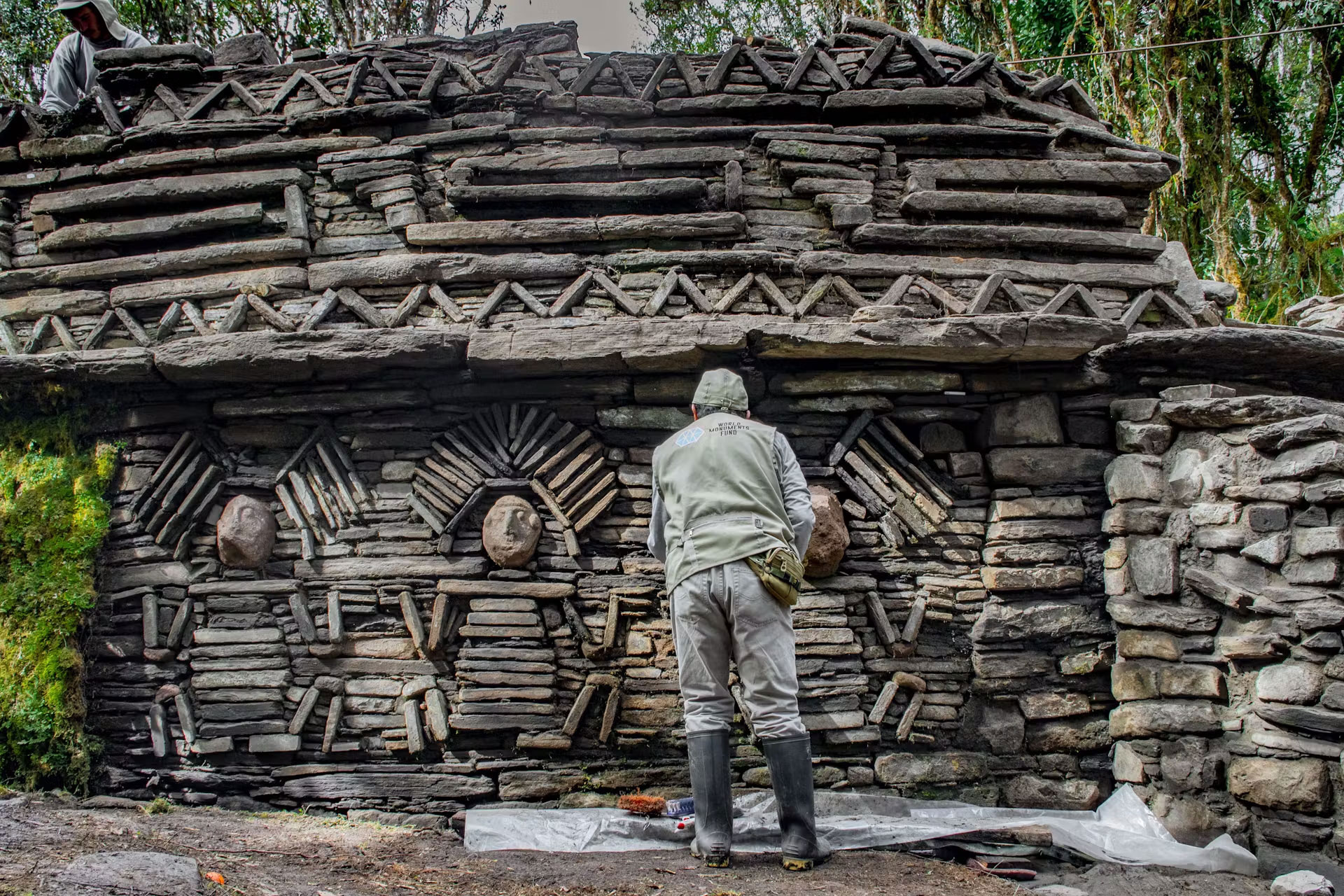 Conservation work on the North Basing of Building 1 in Pajatén, Peru