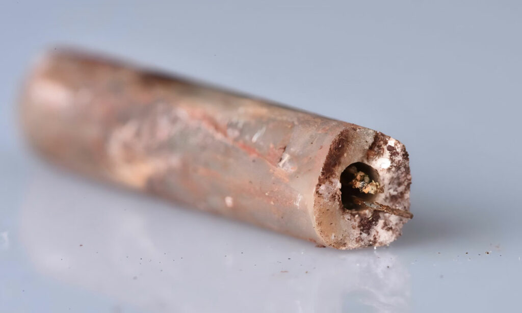 This jade tube contained fragments of steel acupunture needles.