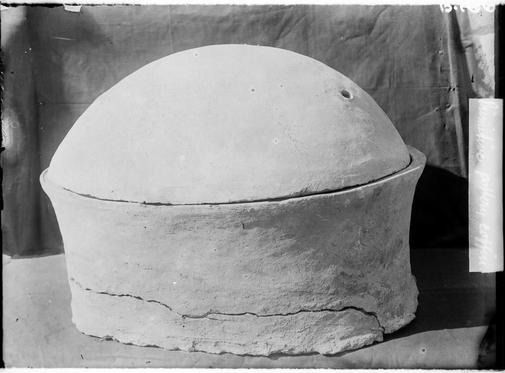 Pottery vessel containing the remains of the Nuwayrat individual