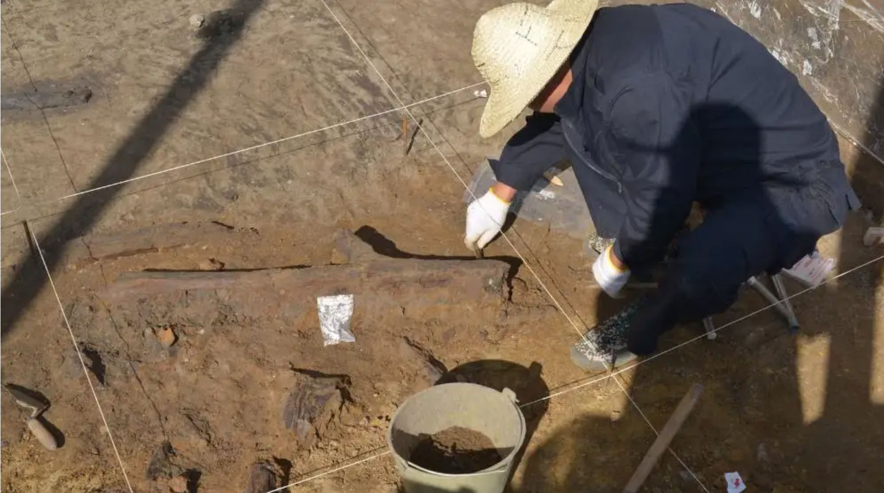 Excavation of a wooden tool, Gantangqing, China