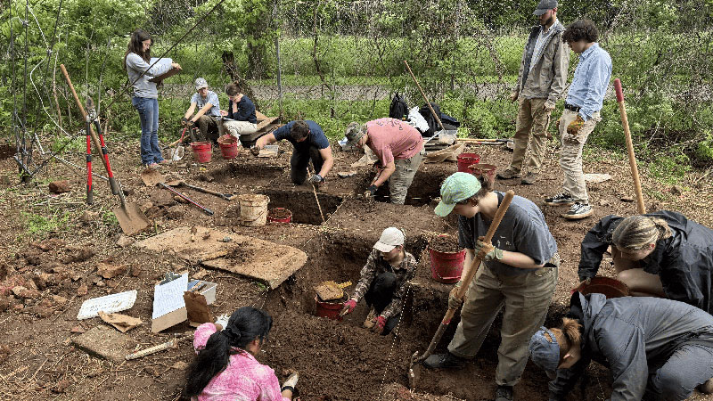 Student excavate the William Townsend house, Springfield, Missouri