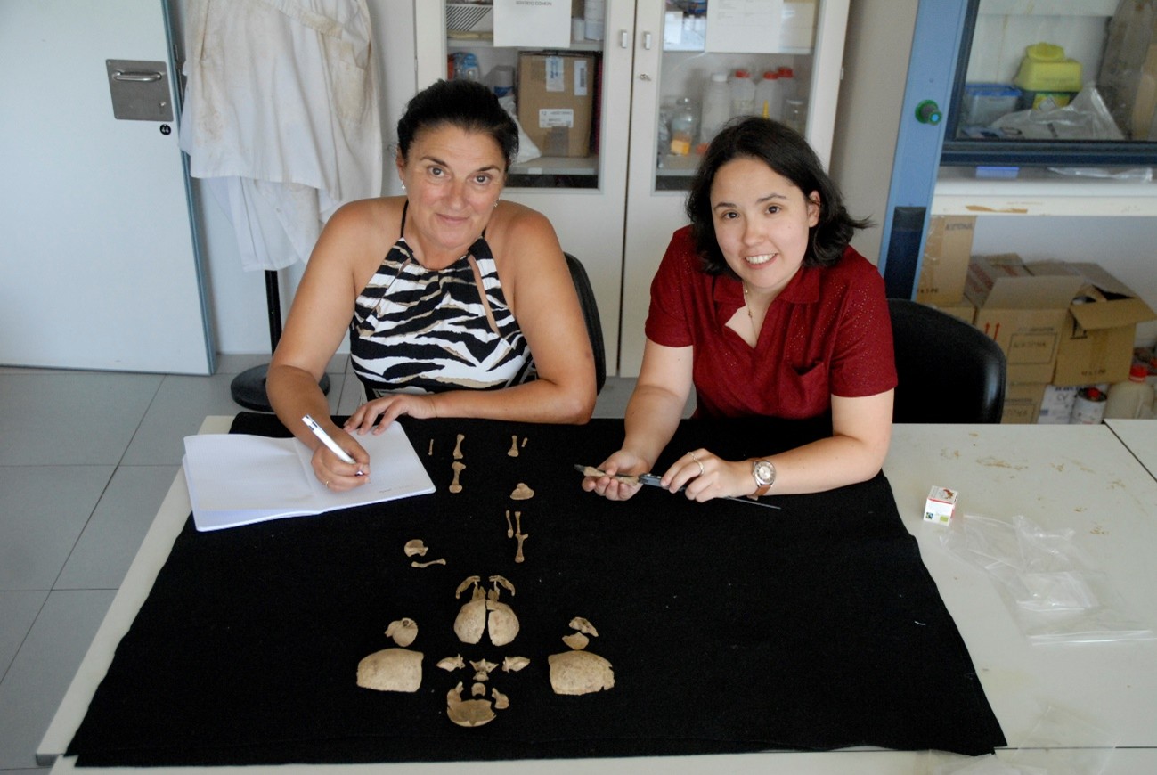 Professor Rebeca García González (left) and Marta Fernández Viejo, predoctoral researcher at the Junta Castilla y León (Human Evolution Program at the University of Buenos Aires) with the remains from the study.