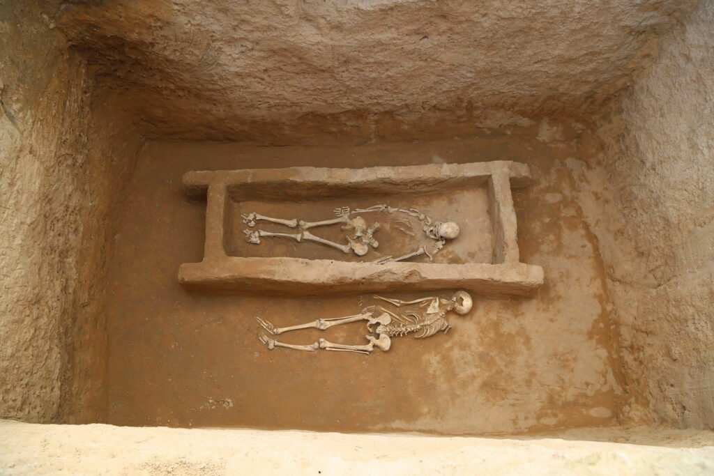 Burial with the deceased and a sacrificed victim at the site of Zhaishan, Shimao, China