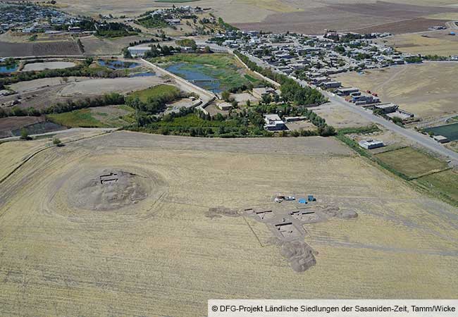 The site of Gird-î Kazhaw, Iraq, in the foreground; the modern village of Bestansur in the background