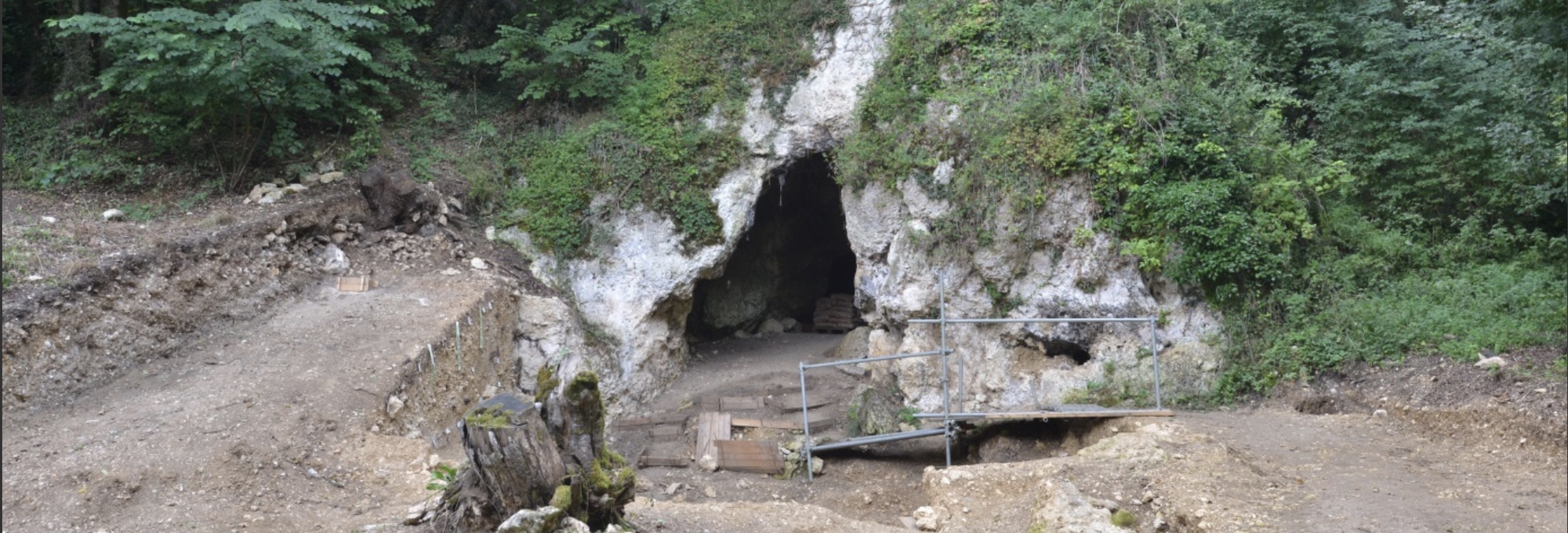 Les Cottés cave entrance, Poitiers, France