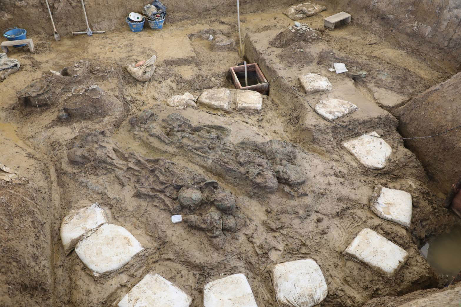Burial excavation, Don Yai Thong, Thailand