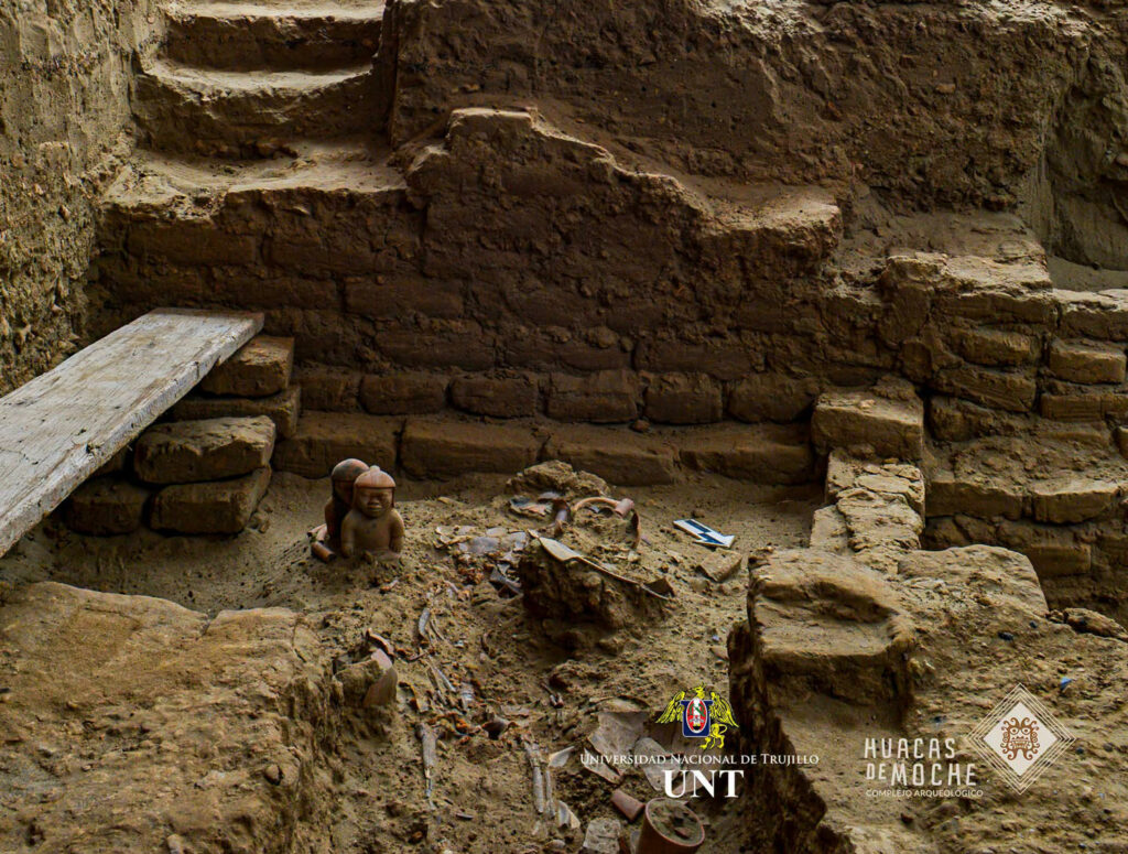 Burial with figurines, Huacas de Moche, Peru