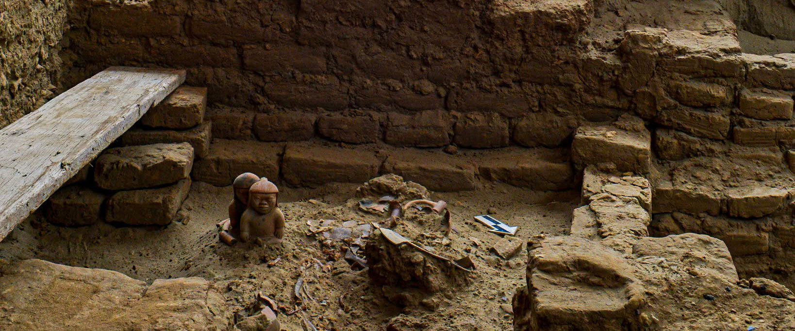 Burial with figurines, Huacas de Moche, Peru