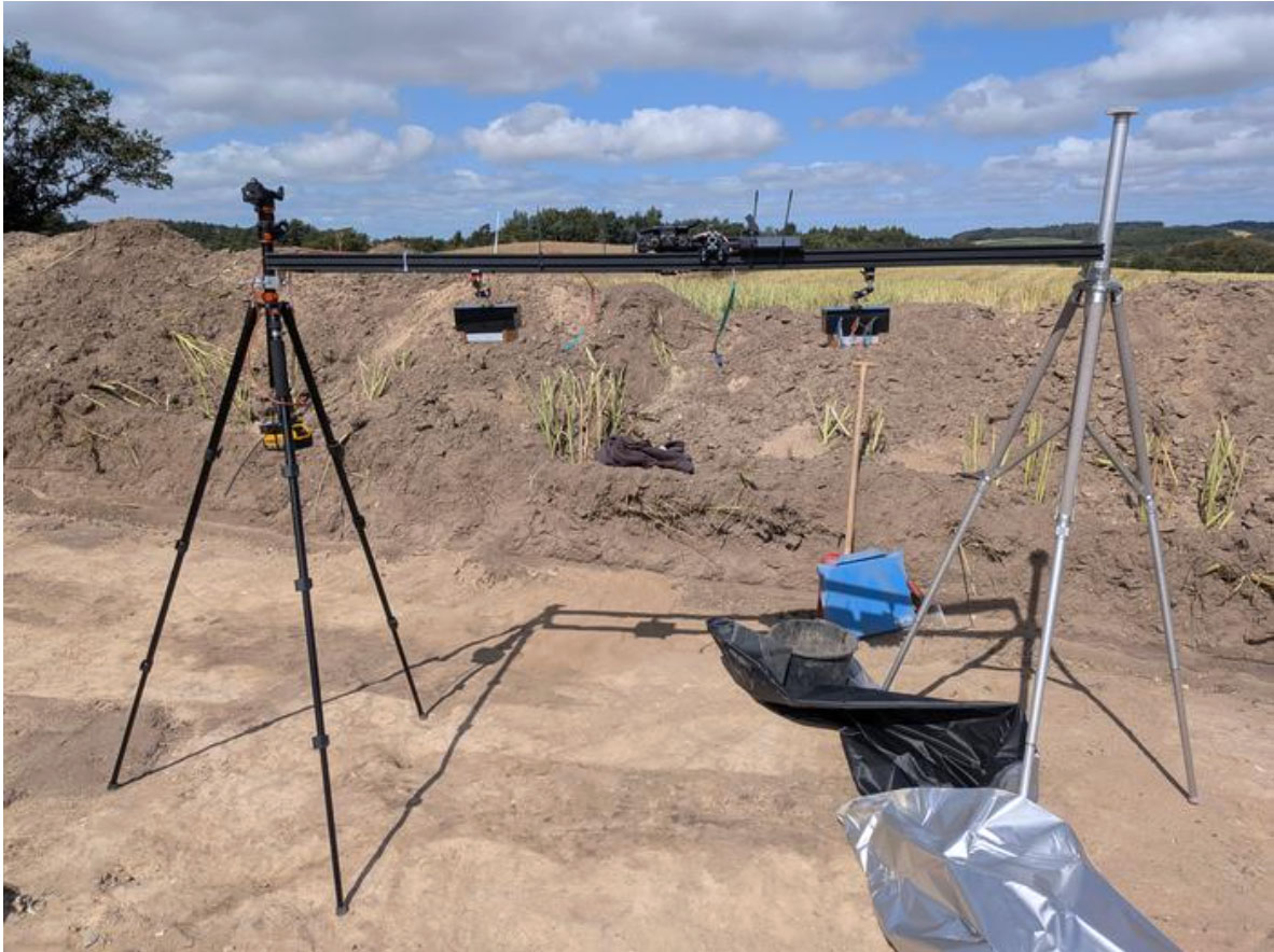 LEDMSI apparatus, with two LED flash units mounted on either side of a camera attached to the crossbar of the stand