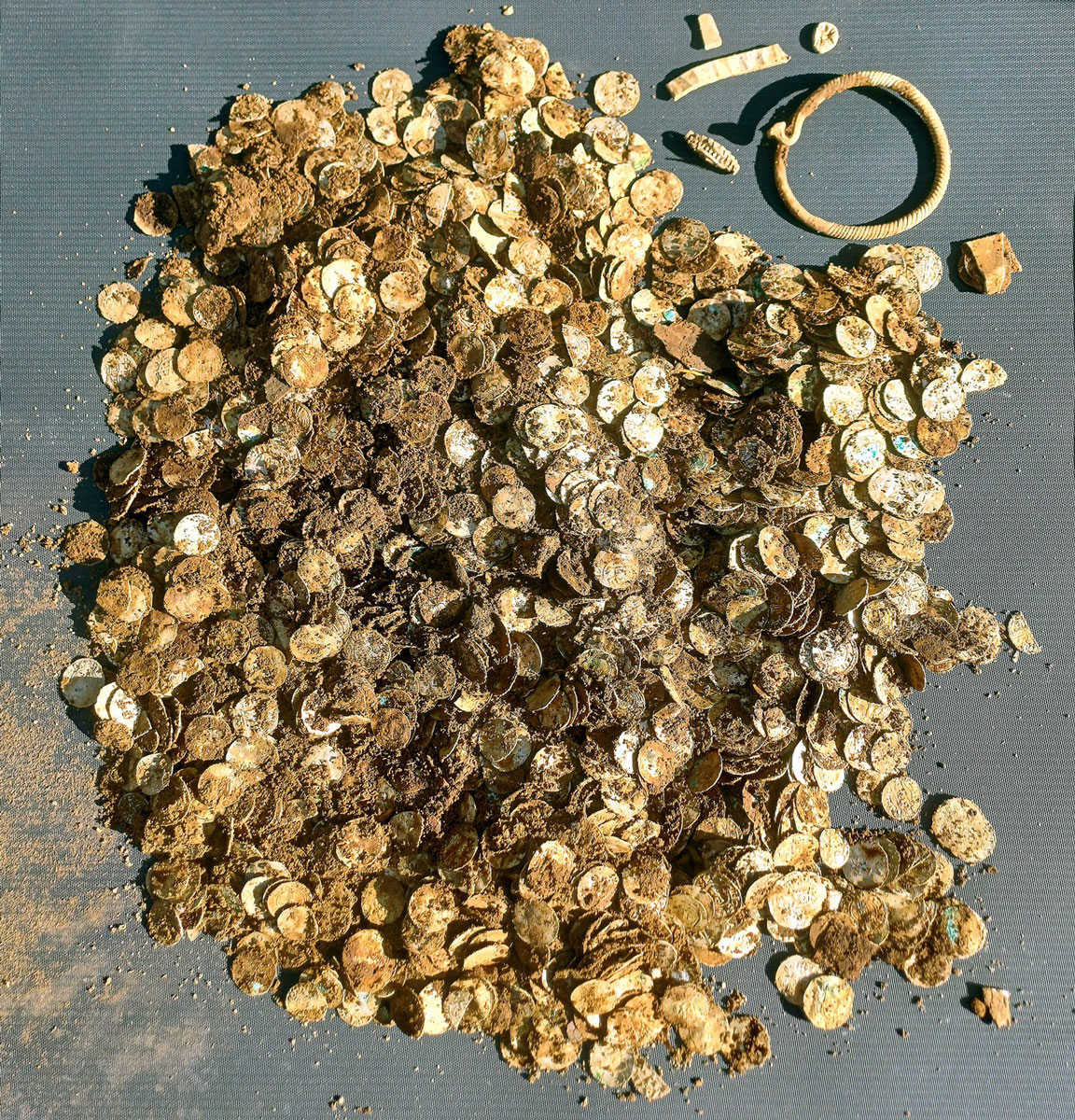 Coin cache