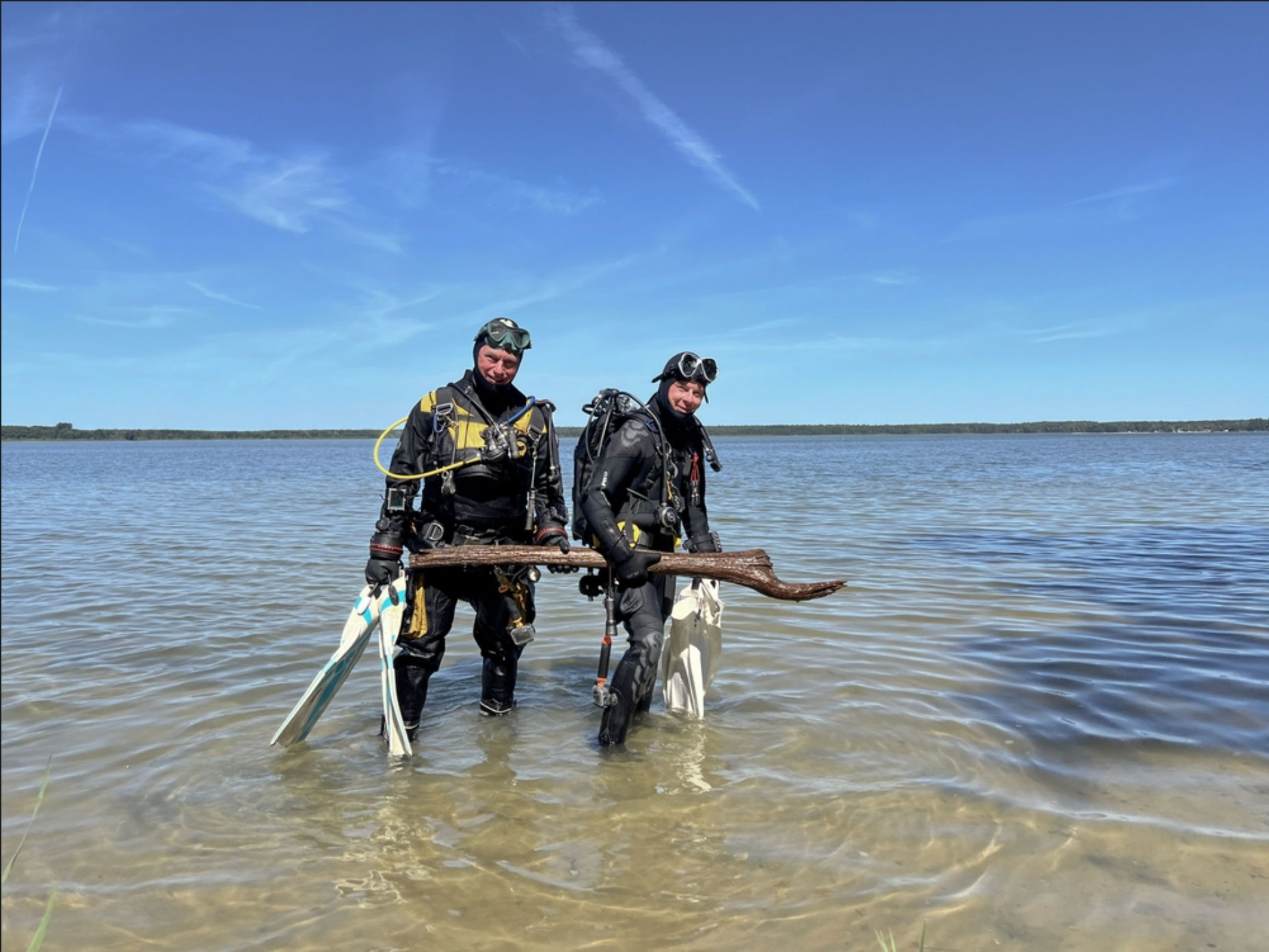 LDA researchers recover the Mesolithic wooden post from Lake Arendsee, Germany