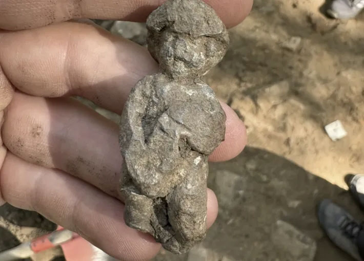 Lead figurine depicting Venus Pudica