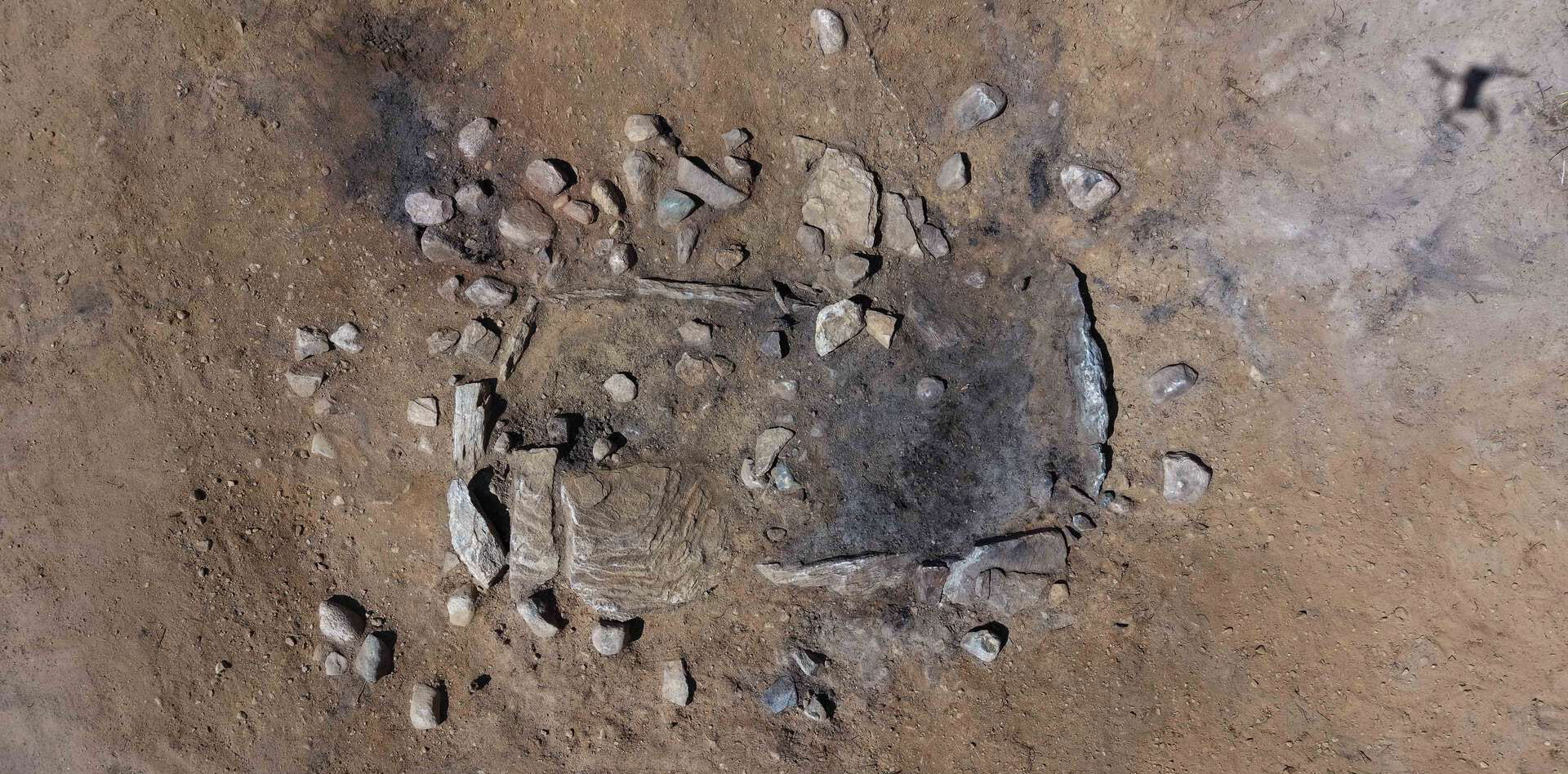 Overhead view of Neolithic coffin before excavation at the Kongefaret 8 site on Norway's Svinesund Plateau